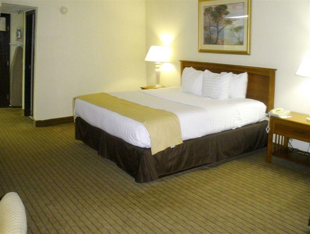 Clarion Hotel Jackson Northwest Room photo